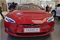 特斯拉失控撞花壇騰空落下壓毀5車 目擊者稱或剎車失靈所致：網友竟夸車安全